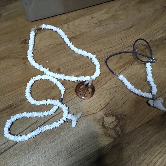 Lot Of 3 Very Cool Shell Necklaces With Pendants - Picture 3 of 8